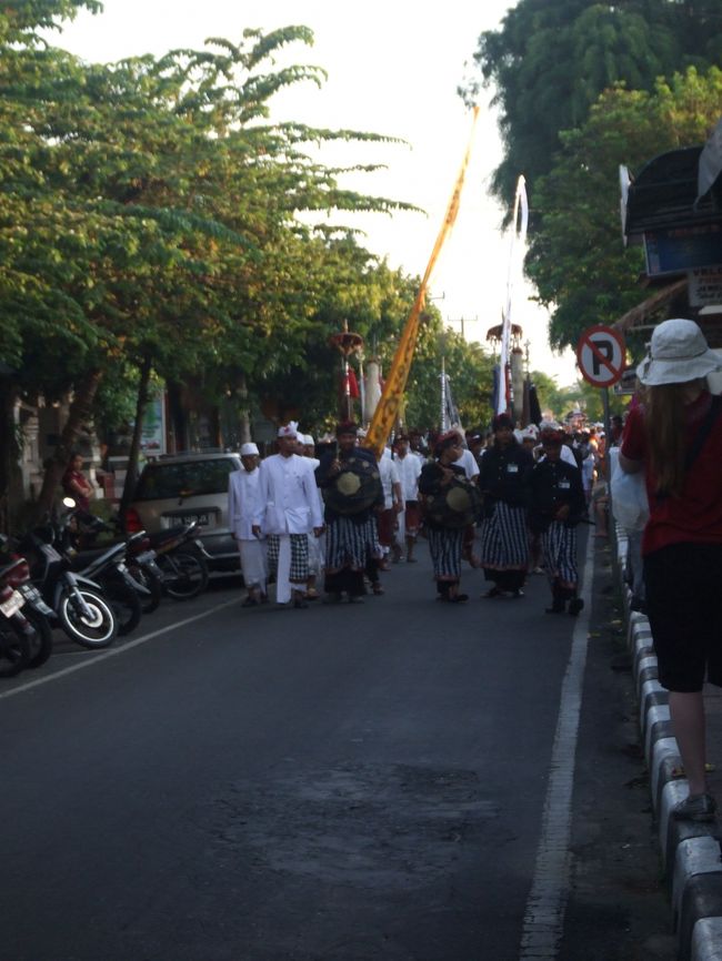 向こう側からなにやらやってきました。