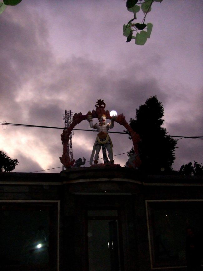 日が暮れてきたので、ダンスを見にサレン･アグン宮殿に向かいます。