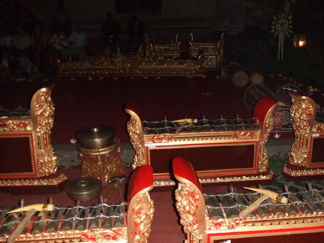 ガムランの真後ろに座りました。