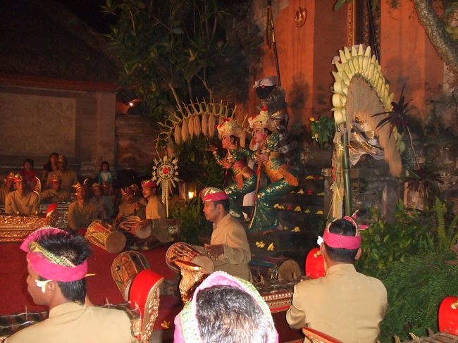 ダンスもガムラン演奏もとてもよかったです☆<br /><br />ダンスを見た後はマイクロバスでホテルまで帰りました。<br /><br />３日目に続く...