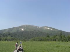 鳩待峠から１時間で尾瀬ヶ原に到着。早速散策を始めます。歩き始めてすぐに、背中に至仏山が見えます。まだ少し雪が残っていえるのがわかります。