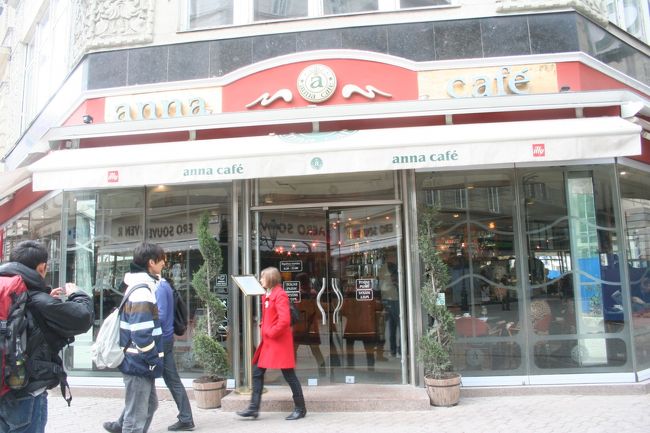 くさり橋を目指して歩きますが、<br />お腹が空いたので昼食を食べることに。<br /><br />私はこの、アンナカフェで食べたかったのですが、<br />友人達の強い希望により、<br />バーガーキングに行くことに（笑）