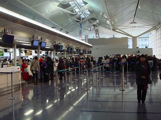 2. 韓国の５大王宮の一つ徳寿宮(トクスグン)<br />今晩泊るKOREANA　HOTELは高層ビルがそびえ立つソウルの中心街に建っていた。チェックインをする。<br />13階の20号室は、広々としており調度品も気に入った。トイレや浴室なども十分満足できる。<br />小休止後早速観光に出かける。ワールドカップで有名になったソウル市庁舎も直ぐ目の前だし<br />韓国の５大王宮の一つ徳寿宮(トクスグン)も直ぐ側だ。<br />入園料千WON（７０円）でチケット買って入場する。<br />入り口の大漢門の前では、朝鮮王朝時代の服装をした王宮を守る守門将たちが威厳ある井出達で立っている。厳しい顔だが、観光客への写真撮影にも気軽に応じてくれた<br />宮内には日陰など所々雪が残っているが全然寒くはない。暖かいぐらだ。<br />平日はビジネス街の真ん中だからサラリーマンなどがオアシス代わりによく利用するそうだが、日曜日とて家族連れや外国人で賑わっている。<br /><br /><br />＊徳寿宮元々は朝鮮時代の王族が住んでいた邸宅であったが、朝鮮時代中期、豊臣秀吉によりソウルのほとんどの宮殿が破壊された。そのときに 臨時に王の居所がここに移されて以来、宮殿としての性格を持つようになっていったそうです。<br /><br /><br />暫く観光してからソウルの町を散策しながら明洞へむかう。市庁舎近くの広場に作られた露天アイススケート場では若者たちが滑走している。何時もはモット寒い気候なのだろうね。<br /><br />明洞はいつ来ても混雑しているね。<br />主な道路は肩がぶつかり合って歩き辛い。ここは若者の街だ、ファッションや食べ物の店が目立つ。数度来たことがあるから記憶にある参鶏湯の百済や粥の店、見覚えのある道路などがその旅行当時と重なり合って思い出される。<br /><br />マニマニ　コロッソヨ！　一服することにする。Caffeを探してレモンティーを注文する。<br /><br />http://kniimi.blog.drecom.jp/archive/1337<br />