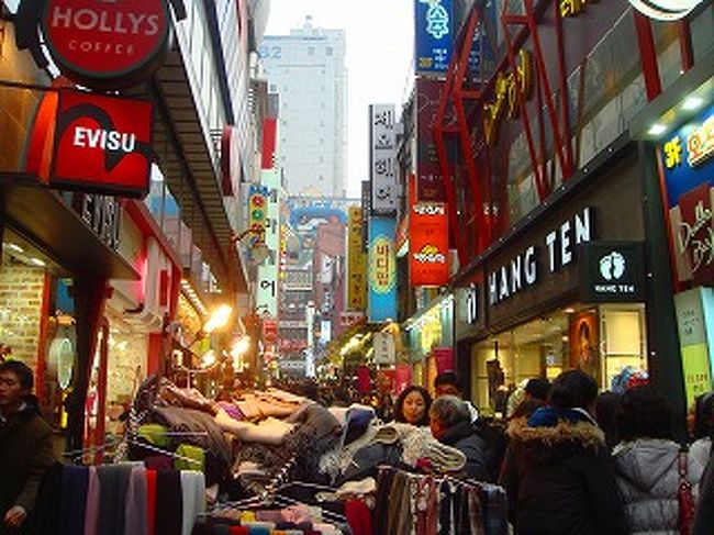 3.明洞で、カルビで夕食を<br /><br />明洞の通りを１歩入ったところの福清（ポクチョン）という店で夕食をする。そんなに大きな店では無いが数組の日本人グループも焼肉卓を囲んでいた。<br />私たちはソカルビとウーロン茶、コンキパップ（ご飯）を注文した。<br />まずはキムチが数種類と野菜類が配膳され、アガシが大きな骨付きカルビーを持って来て焼いてくれる。焼けるとはさみでチョキンチョキンと食べやすい大きさに切ってくれる。少し味は付いているようだが、そのカルビにキムチをのせて、サンチエに包んで食べる。<br />思わず〜〜〜<br />マシッソヨ！　アジュー　マシッソヨ！<br />と声が出そうになる。<br />テンジャンチゲ（みそしる）がサービスで運ばれてきた。<br />アサリも入っていてカルビーには良く合おう美味しさだ。<br />今日は良く運動したのに、ご飯は半分以上も残してしまった。<br />カルビーもこれで十分だ。<br /><br />この店での支払いは２人で62000won（約4400円）だった。<br /><br />