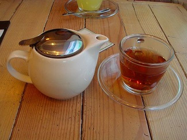 4.あ！ケイタイが無い！　落としたかな？<br />カルビーで満腹になった後、<br />今朝からケイタイが繋がらなくて気になっていたので、今一度設定をしてみようと取り出そうとしたらケイタイが無い。<br />バックをひっくり返すぐらい探しても無い！<br />はてさて、<br />どこかで落としたか？　<br />あの喫茶店へ忘れたか？<br /><br />誰かに拾われて、悪用されたらどうしようと心配になってきた。<br />以前イタリア旅行中ケイタイを落として十数万円分の通話料を払ったという友達の話を思い出した。繋がらなかったのがまだ幸いだが・・・・・<br />先ほど立ち寄った喫茶店へ行ってみようとしたが、たくさんの路地とたくさんの店が軒を連ねる明洞は道に迷ってなかなか探し出せなかった。<br />やっとの思いでその喫茶店にたどり着き、휴대 전화 잊었을지도 모릅니・・・・・<br />ケイタイ忘れたかもしれません・・・・・とタドタドしい韓国語でマスターにお願いすると・・・・・親切にも私達が座っていた席のお客さんを立たせて探してくれたが見当たらない・・・・<br />もう探すすべも無く諦めて、ホテルへ帰ることにする。<br />明日日本へ電話して「通話禁止にしてもらおう」と心に決めたが、携帯機はともかく悪用されることと、電話帳などの内容ファイルの喪失に暗澹とした。<br /><br /><br />ケイタイはホテルの部屋の机の上にあった。<br />この部屋に置き忘れて出たわたしの物忘れの大騒動だった。<br />ホット安堵したと同時に友人には大きな負担をかけてしまった<br />失敗をわびて、談笑をしながらソウルの夜を眠りに誘われていった。<br /><br />