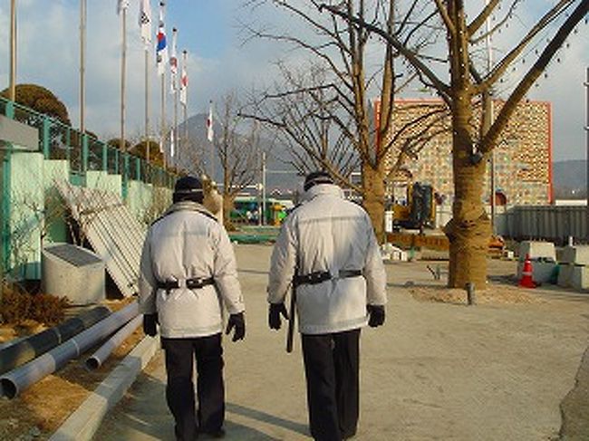 5.韓国のおにぎり、朝食をピョニジョムで買う<br />ホテル近辺で朝食場所を探したがビジネス街なので適当な店が見当たらない。<br />近くに開店していたCaffeでトーストでもと考えたが、コンビニで何か探すことにする。<br />韓国語ではコンビニのことを（ピョニジョム）便利店というがまさにピョニジョムですね。<br />結局、私は、三角キンパップ（おにぎり）と日本のどん兵衛きつねうどんを買った。<br />どんべいが3500ウオン、おにぎりが700ウオン袋が20ウオン付加税が384ウオン<br />合計4220ウオン（300円）ほどだった。<br />おにぎりといっても韓国独特の具の入ったおにぎりで、私が買ったのは牛肉とコチュジャン味だったが大変美味しかったですよ。<br />でも日清のどん兵衛は日本ではいくら位なんですかね〜<br />チョット高いような気がするが・・・・<br /><br />景福宮を見学することにする。<br />景福宮は宿泊しているコリアナホテルから1直線に伸びる大通りの先にある。歩いて向かう。警察官が二人一組で巡回している。この近くに政府･マスコミなどの重要建物があるのだろうね。<br />道路の真ん中に大きな忠武公　李舜臣銅像が建っている。<br />李舜臣は豊臣秀吉の朝鮮出兵を退けた韓国の英雄だが何故ここに立っているのだろうか？<br />確かプサンの龍頭山公園でもにらみつけるようにたっていましたよね。日本を意識しているのでしょうか？<br />大きな工事用シートで包まれた景福宮の正門　光化門の前まで来たが、<br />大きな通りを亘らなければいけない。<br />近くに交差点も地下道も見当たらない。<br />通行人に聞いてみる。<br />저 쪽편으로 가고 싶습니다만 어떻게 가면 좋습니까?<br />あちら側に行きたいのですがどのように行けば良いですか？<br />聞き取れる速度で教えてくれた。<br />ソウル市内にある５大王宮の中でも最も規模が大きく、また建築美に優れた宮殿、景福宮へ到着。3000ウオンの観覧券を示して宮内に入るや否や太鼓の音とともに朝鮮時代の衣装姿の守門将の隊列が目に入ってきた。<br />ラッキー！<br />丁度10:00だ<br />守門将交代儀式が始まったのだ。<br /><br />