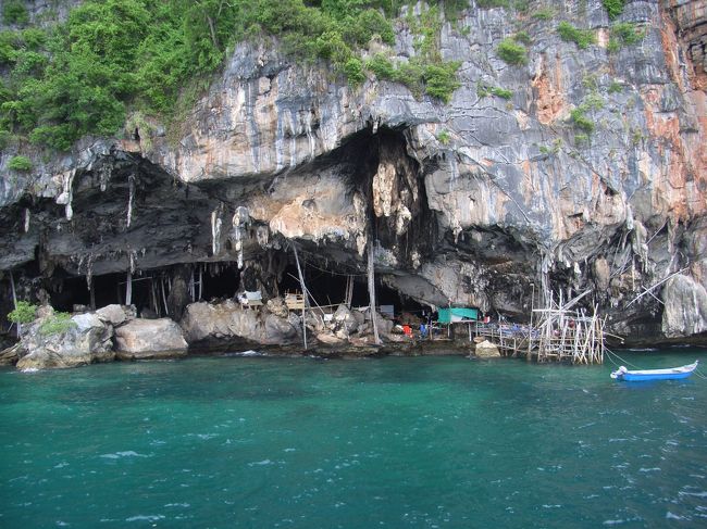 Viking caveです。<br />古代に描かれたといわれる中国船やアラブ・ヨーロッパ風の帆船などの壁画、鍾乳洞があります。この壁画は昔、ポルトガル・ヨーロッパ方面から中国、インドへ商売の航行中、悪天候にみまわれ壊れた船を修理するため途中立ち寄った時に描かれたものといわれています。そして、ここには中華料理にも使われる海燕の巣があり、竹を組みたてて作ったはしごのようなものを登って収穫するようです。