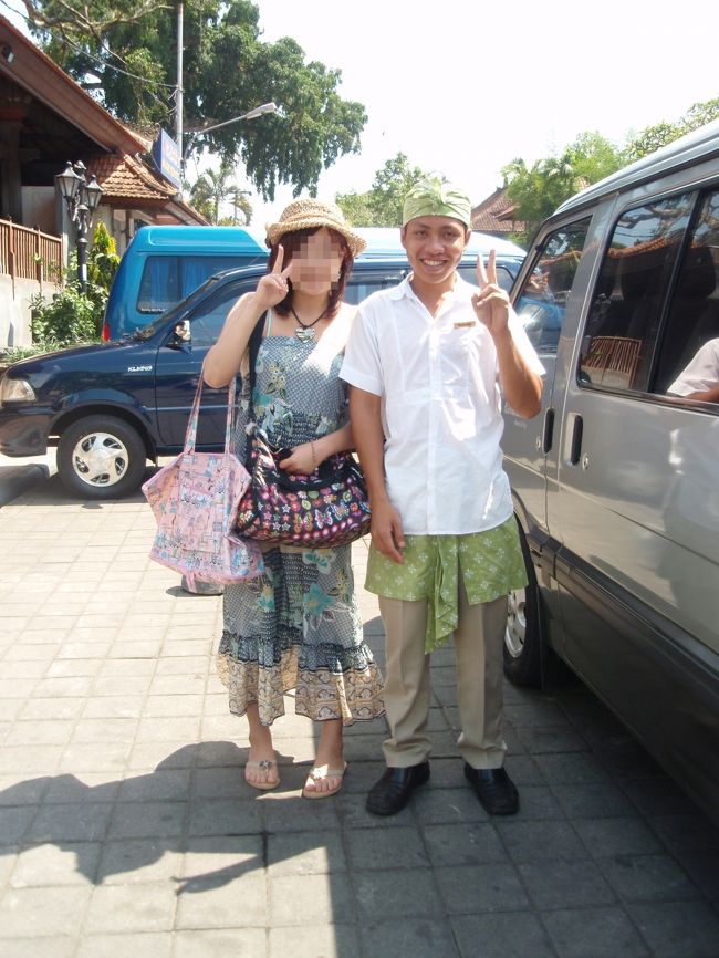 朝食を食べた後はウブドの街へ。<br /><br />ホテルのドライバーのお兄さんと一緒に♪