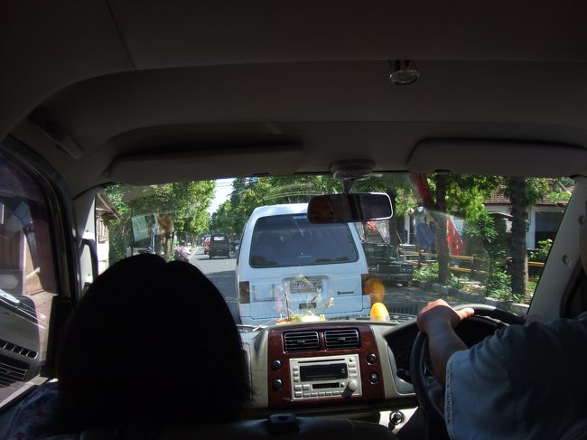 ホテルに戻り、チェックアウトをして旅行会社の車でスミニャックへ向かいました。