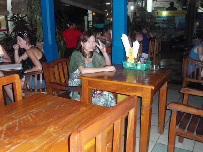 スミニャックのホテルに着いて、荷物を置いたらすぐにネイルをしにレギャンへ↑<br />その後ガイドブックに載っていたレストランを探したけど見つからず…<br />偶然見つけたレストランに入りました。