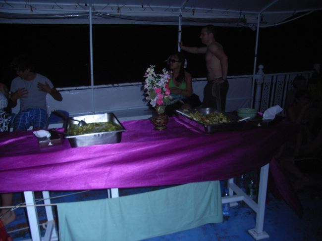 曇りのため、残念ながらサンセットは見れませんでした。半日ツアーには食事が含まれています。お腹の調子はまだよくなかったので、軽く食べました。