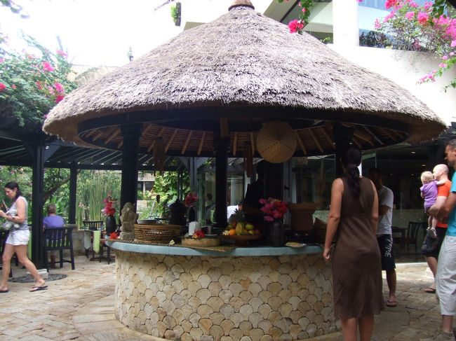 ここで卵料理などを作ってくれます。<br /><br />朝食の後は支度をして、ショッピングへ出発です↑