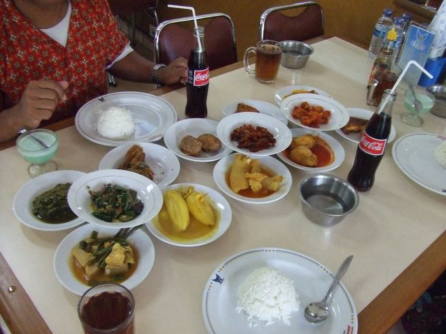 この日はカーチャーター☆<br />まずはお土産屋さんとスーパーへ行きました。<br />かなり大量に買い物しました↑<br />２軒で３時間(＾＾;)<br /><br />買い物の後はお腹が空いたので地元の人が行くようなワルンに連れて行ってもらいました↑<br />パダン料理☆<br />ここの料理がこの旅行で食べたもので１番おいしかったです↑↑