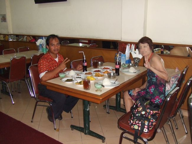 カーチャーターでドライバー＆ガイドをしてくれた方といっしょに☆