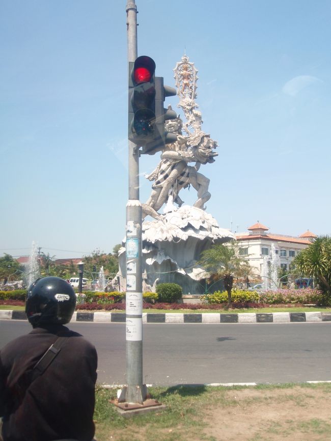 ご飯を食べた後は小学校を見学しに行きました↑