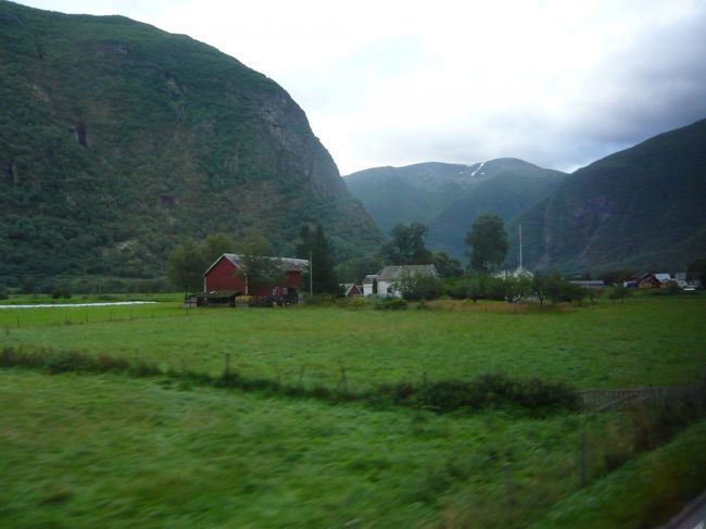 バスにてクルーズの拠点港フロムに向かいます