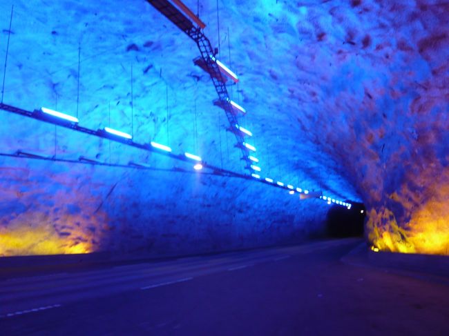 世界で陸上で一番長い２４Kmのトンネルを通過します。トンネル内の中程には観光用にライトアップがされていて、写真ストップしていただきました