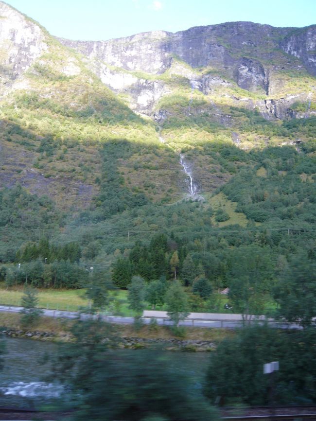 左右に滝を見ながら、フィヨルド・クルーズにワクワクします