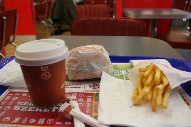 ハンバーガーセットが800Ft。<br />約400円なので、日本とあまり変わりません。