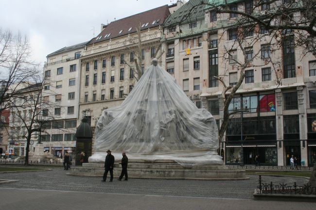 お腹も膨れたところで、くさり橋を目指します。<br />ヴァーツィ通りを歩いて、ドナウ川に出ます。