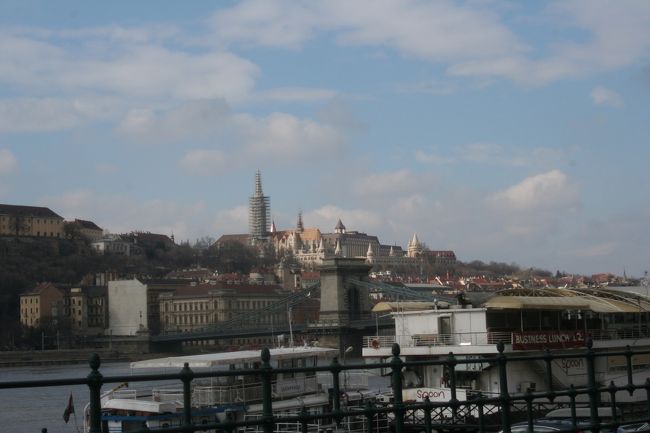 ドナウ川に出ました！<br />ブダペストは街並みがとってもキレイ！<br />個人的にはプラハより街並みが良い気がします…晴れてたから？