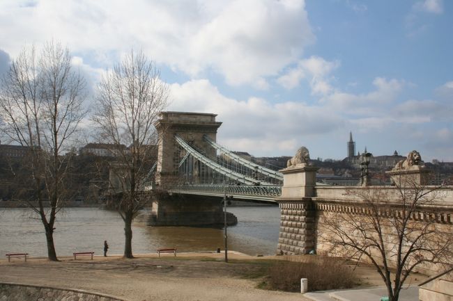 くさり橋が見えて来ました。<br /><br />天気にも恵まれ、散策が楽しい！<br />結局旅行中晴れたのは、ザルツブルグで寝込んでいた日とこの日の２日間だけでした。