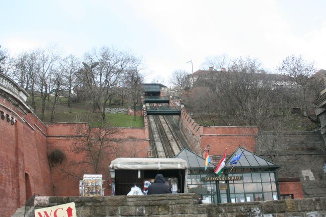 そうこうしているうちに、くさり橋を渡りきりました。<br /><br />王宮へ行くにはこのケーブルカーに乗るか、<br />山道を地道に登るか、になります。