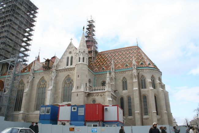 マーチャーシュ教会に到着。<br />入りたかったのに、残念ながら修復中。<br />これだからオフシーズンは…！！