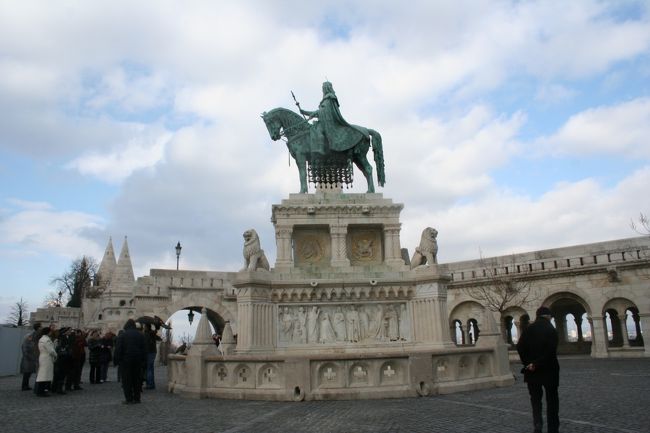 聖イシュトヴァーン像。<br />マーチャーシュ教会の前に建っています。