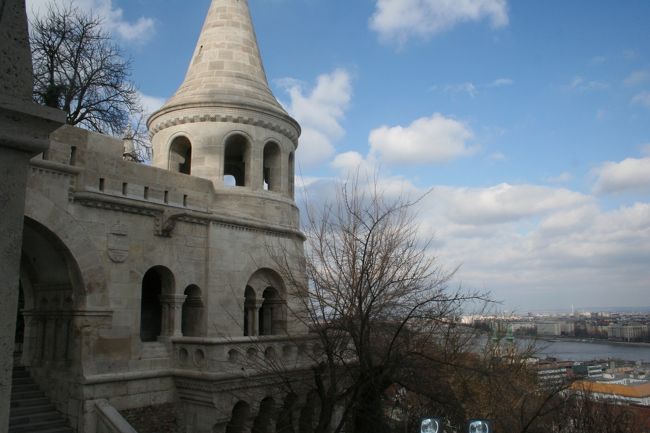 青空に白い建物が美しいです。