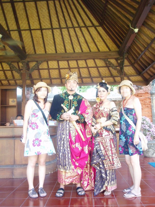 結婚式をあげる現地の方がいました↑<br />いっしょに写真を撮ってもらいました♪<br /><br />４日目-(２)-に続く...