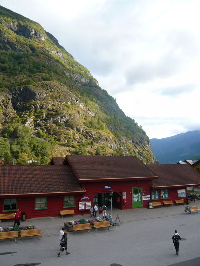 フロムに到着。自然に囲まれた小さな港町という感じですが、フロム鉄道の駅もあり、観光客が一杯です。ここにあるホテルのレストランで昼食をとります