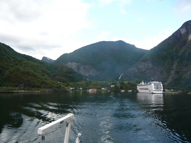 入港するクルーズ船とすれ違います