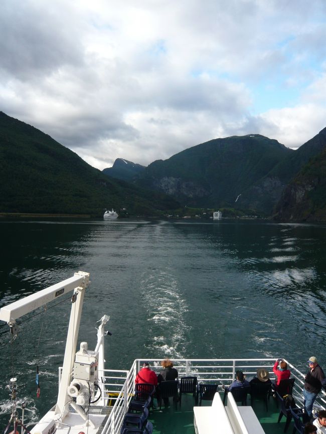 デッキから左右に迫ってくる山々を眺めながら進みます。８月中旬の時期ですが、甲板は風を受けやや寒さを感じるのでウインドブレーカを着ます