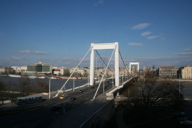 途中見えたエルジェーベト橋。<br />名前の由来はウィーンのエリーザベト（シシィ）。<br />シシィって中欧では人気なんですね。<br />ウィーンに行くまで全然知らなかったけど。<br />日本ではハプスブルグ家といえば、<br />マリアテレジアかマリーアントワネットだもんね。