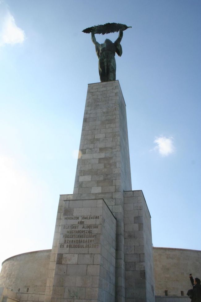 これが聖ゲッレールトの像。<br /><br />ようやく丘を下ります。