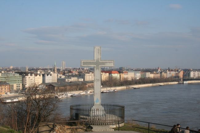 途中で見かけた十字架のオブジェ。