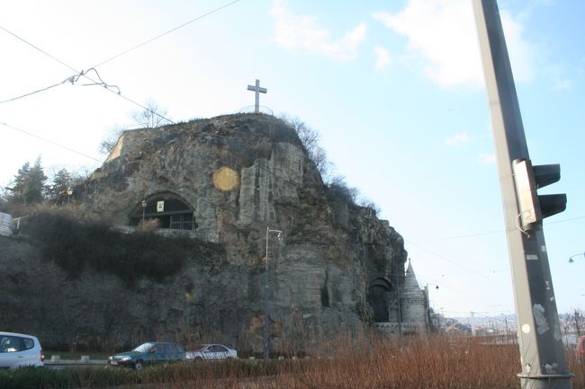 ようやく丘を下りました！<br />ひ、膝が笑っている…。<br /><br />ここで友人達とは別行動。<br />二人は温泉に行くそう。<br />私は水着を持っていなくて一緒に行けないので、中央市場へお土産を調達しに。<br />男はその辺で水着買って入れるからいいな〜。<br />私も水着持って来れば良かった！