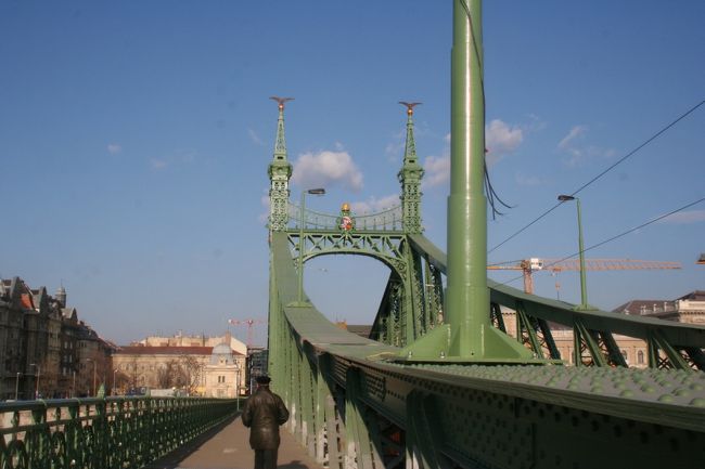 というわけで、自由橋を渡って中央市場へ向かいます。日曜なのでやっていないのでは、という懸念を抱えつつ。