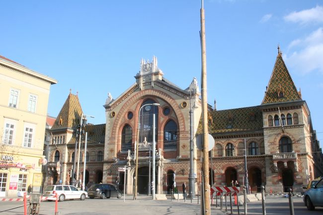 中央市場到着！案の定、日曜日はお休みでした。<br />諦めて新ヴァーツィ通りへ向かいます。