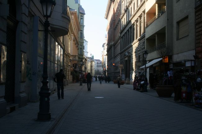 新ヴァーツィ通り。<br />特に目を引くものもなかったので、<br />ヴァーツィ通りまで一気に歩きます。