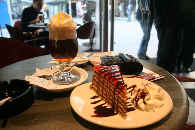 オレンジコーヒーとケーキを注文。<br />これで1500Ft。<br />やっぱりユーロ圏を離れると物価が安い！<br />チェコはあまり物価の安さを感じなかったのですが、<br />ハンガリーは安いですね。