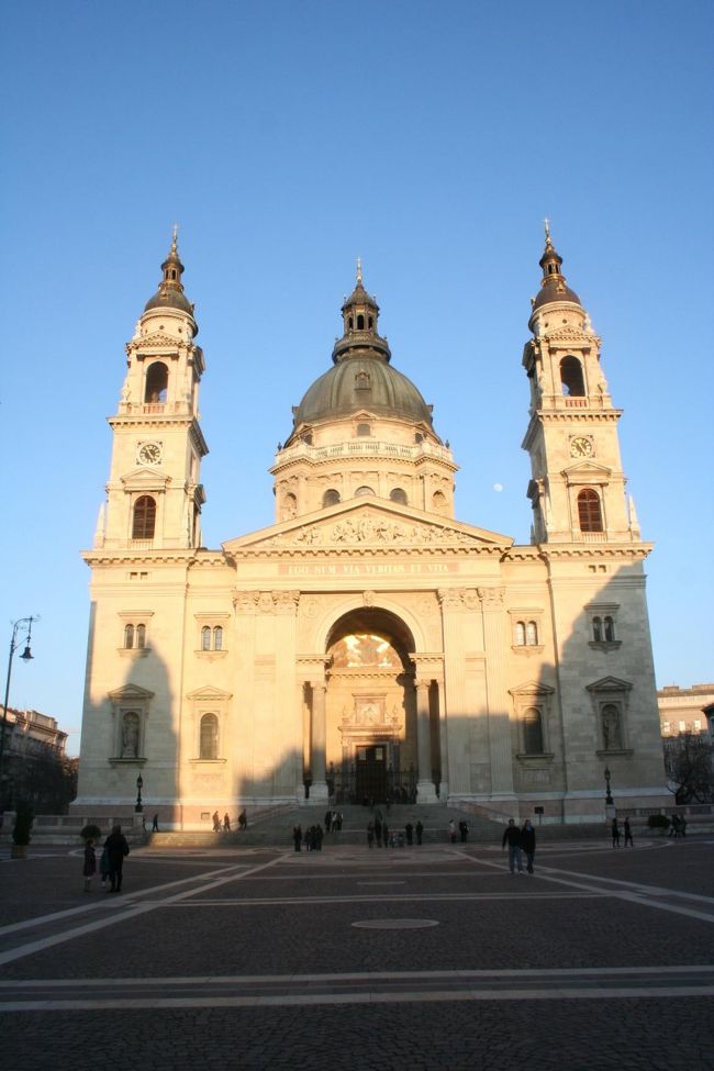 ブラブラ歩いて、聖イシュトヴァーン大聖堂へ。<br />来るつもりはなかったのに、<br />偶然たどり着いてしまった。