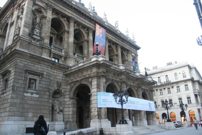 オペラ座到着。<br />中には入れなさそう？でした。<br /><br />英雄広場を目指して歩いているのですが、<br />この辺でしんどくなってきたので、<br />メトロに乗りました。