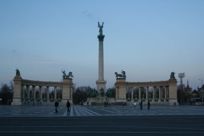 車がいっぱい通っていて、向こう側にどうやって渡るのか分からなかったので、記念碑の向こうまでは辿り着けず。
