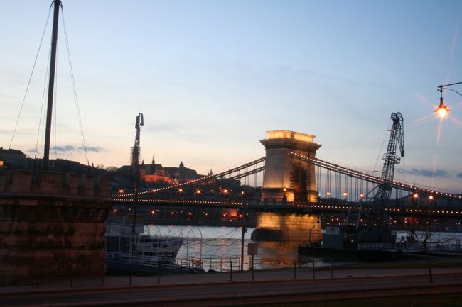 メトロでデアークまで戻ってきました。<br />夜景になる前の夕焼けの写真を撮るのが目的です。