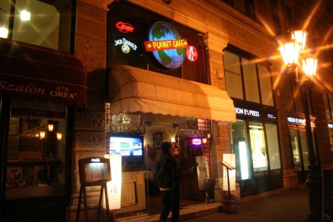 別行動をしていた友人達とホステルで合流。<br />18時待ち合わせだったのに、<br />奴らは迷ったらしく、結局合流したのは19時。<br />明日は帰るだけだから遅くなってもいいけどさ！<br /><br />夕飯はヴァーツィ通りで適当な店に入ってみました。