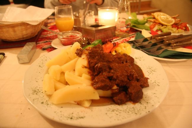 ハンガリー名物のグラーシュを。<br />飲み物とグラーシュで2000Ft。<br /><br />やっぱりグラーシュは美味しい！<br />ウィーンやプラハで食べたものとは、<br />また微妙に味が違います。