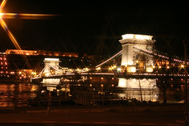 くさり橋です。<br /><br />プラハの夜景は大人しめでしたが、<br />ブダペストの夜景は煌びやかです。