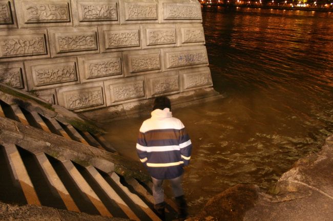 ドナウ川の河川敷？まで降りてみました。